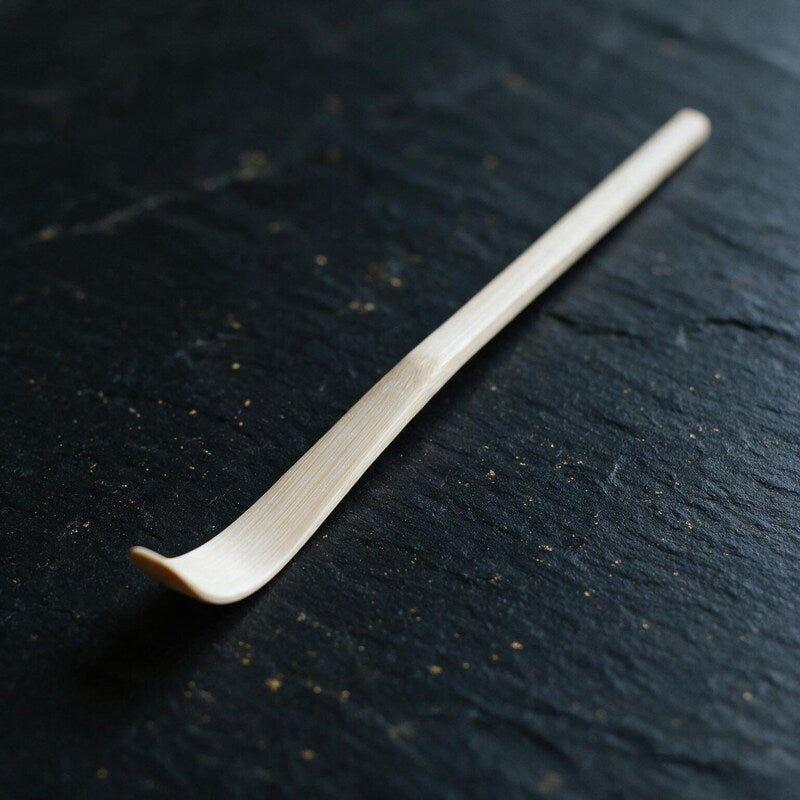 White-bamboo chashaku, angled view