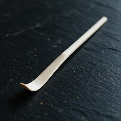 White-bamboo chashaku, angled view